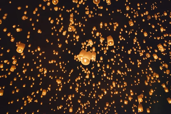 Plovoucí asijské lampy v chiang mai, Thajsko — Stock fotografie