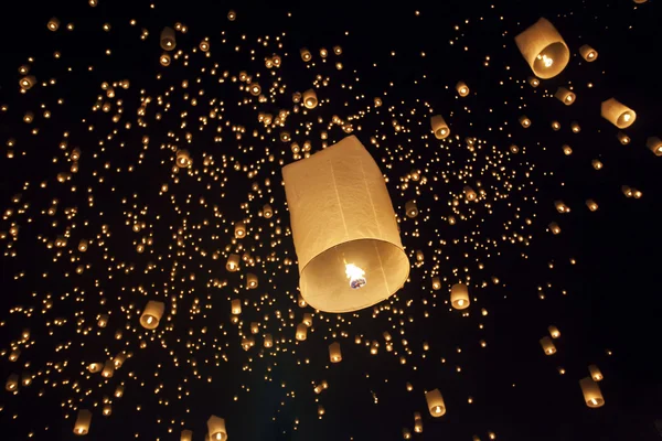 Zwevende Aziatische lantaarns in chiang mai thailand — Stockfoto