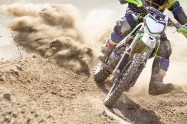 motocross yarışçısı parça hızı hızlandırılması