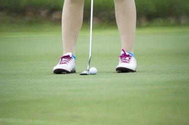 Dişi golfçü koyarak, golf topu tarih seçici odak