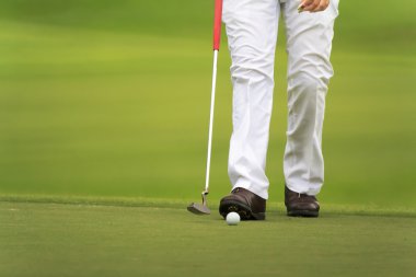 Golf Golf sopası ile yeşil yürüyüş.