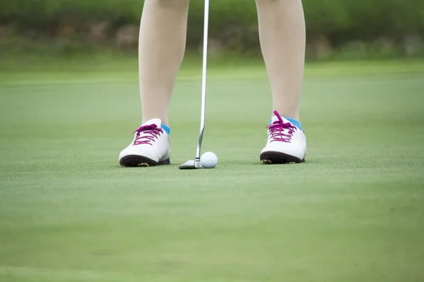 Golfista feminina colocando, foco seletivo na bola de golfe — Fotografia de Stock