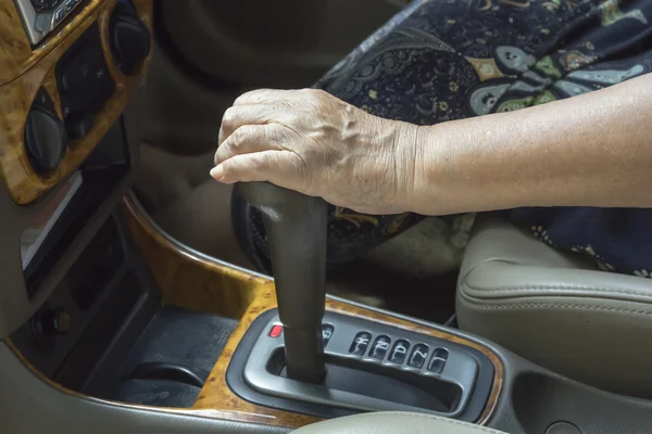 Starší žena řídit auto — Stock fotografie