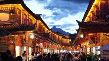 Lijiang 'ın eski kasabasında kalabalık bir turist var..