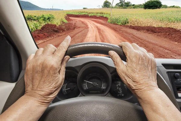 Mujer mayor perdido camino en la carretera rural — Foto de Stock