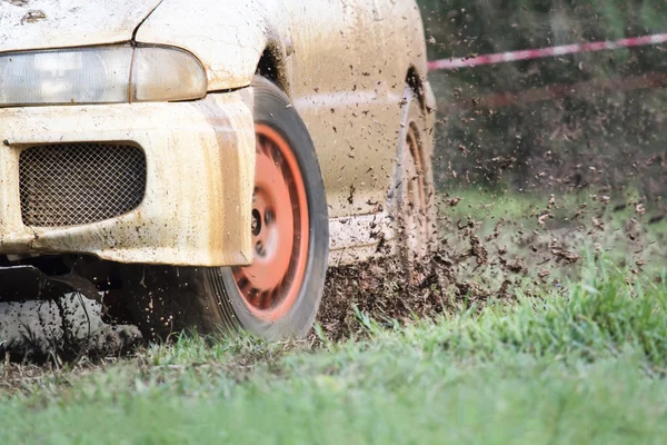 Rally auto in modderige weg — Stockfoto