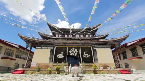 Gebetsfahne im Tempel shangri-la yunnan, China — Stockvideo