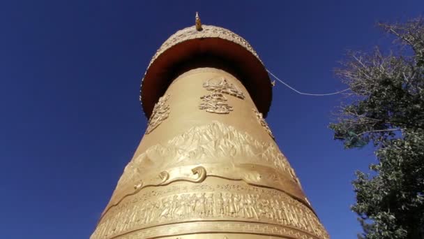 Roda de oração no templo dourado em Shangri-la, província de Yunnan, China — Vídeo de Stock