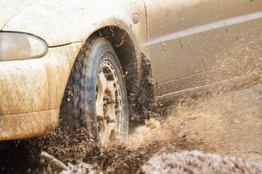 Çamurlu yolda araba ralli