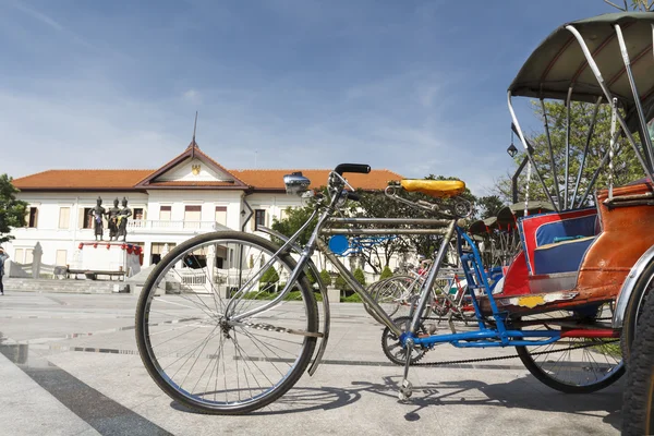 Vintage tricycle bicycle at three king monument in Chiang mai Thailand. — Stock Photo, Image