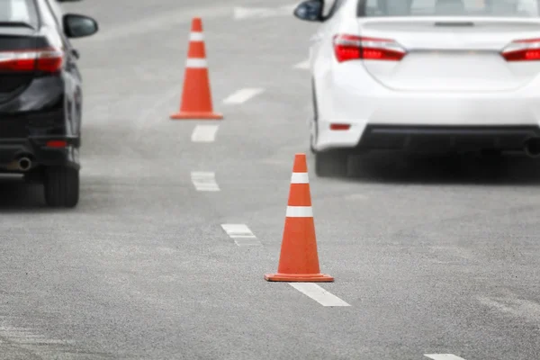 Cone de tráfego na hora de ponta — Fotografia de Stock