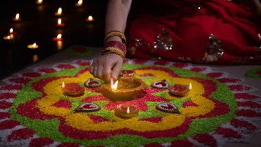 Geleneksel diya lambaları diwali kutlamalarında yanar