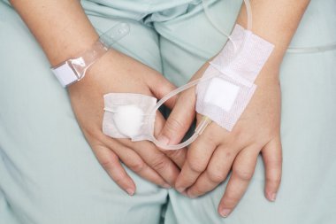 serum fizyolojik Intravenous (IV tarafından şişmiş el).