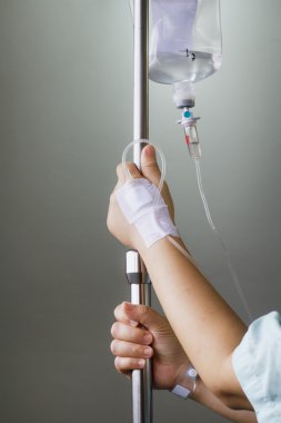 kadın hasta hastanede serum fizyolojik Intravenous (IV)