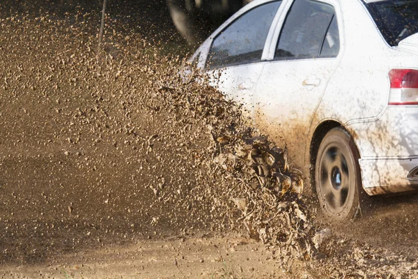 Salpicaduras de escombros de lodo de un coche de rally — Foto de Stock