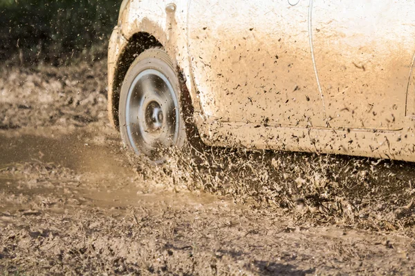 Débris de boue d'une course de voitures de rallye — Photo