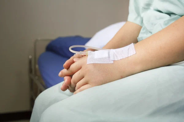 Paciente en el hospital con solución salina intravenosa (iv ) —  Fotos de Stock