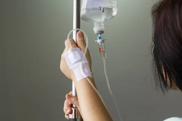 Doente no hospital com solução salina intravenosa (iv ) — Fotografia de Stock