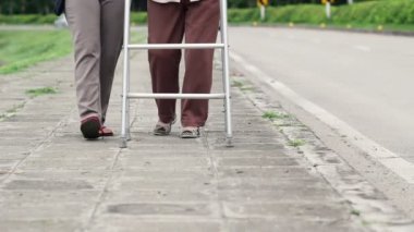 kadın kıdemli bir walker kullanarak çapraz sokak