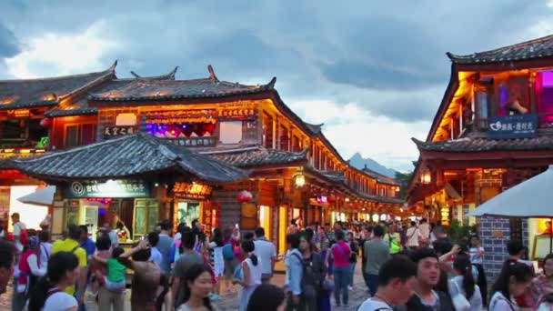 Lijiang stare miasto w godzinach wieczornych z tłumem turystów. — Wideo stockowe