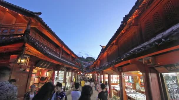 Lijiang oude stad in de avond met menigte toeristische, Yunnan, China. — Stockvideo