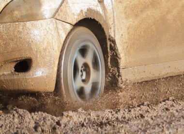 çamurlu yolda araba