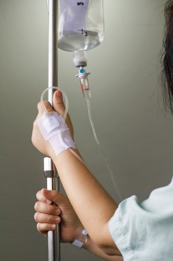 kadın hasta hastanede serum fizyolojik Intravenous (IV)