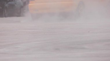 Gymkhana (motor sporu) yarış konisi etrafında pistte tur.