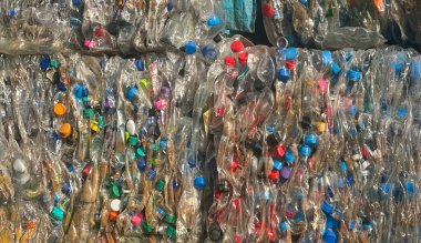 Plastik su şişeleri geri dönüşüm için balyalandı