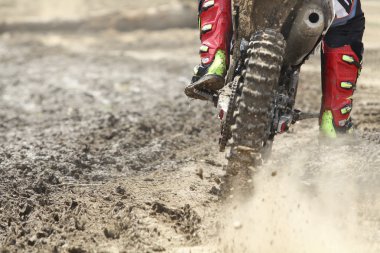 motocross yarışçısı parça hızı hızlandırılması