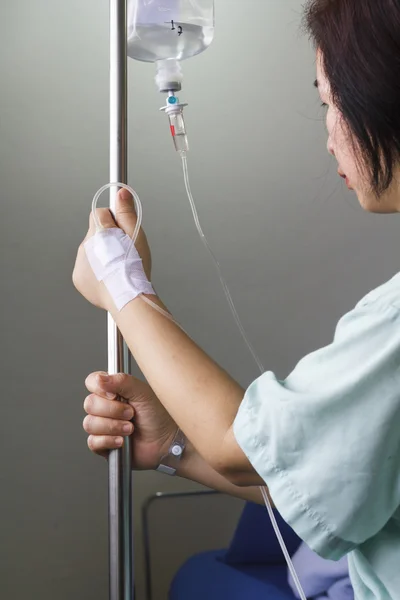 Pasien wanita di rumah sakit dengan saline intravenous (iv ) — Stok Foto