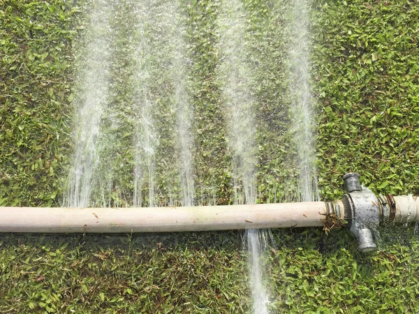 Perte d'eau - l'eau fuit d'un trou dans un tuyau — Photo