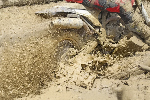 Motocross acelerando la velocidad en el barro — Foto de Stock