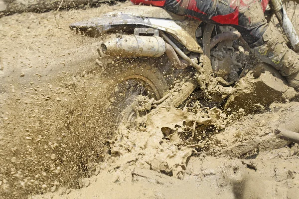 泥でモトクロス加速 — ストック写真