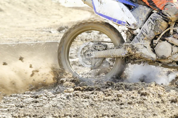 Enduro racer op het spoor — Stockfoto