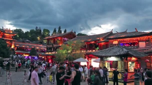 Lijiang stare miasto w godzinach wieczornych z tłumem turystów. — Wideo stockowe