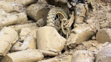 Enduro bisiklet yarış pisti üzerinde engel çamur içinde sıkışmış.
