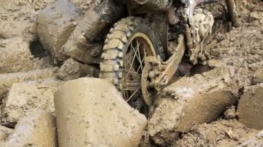 Enduro bisiklet yarış pisti üzerinde engel çamur içinde sıkışmış.