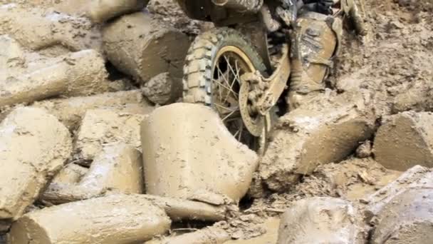 Ποδήλατο Enduro κολλήσει στη λάσπη εμπόδιο στην πίστα αγώνων. — Αρχείο Βίντεο