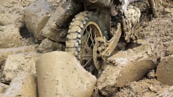 Enduro cykel fast i hinder lera på banan. — Stockvideo