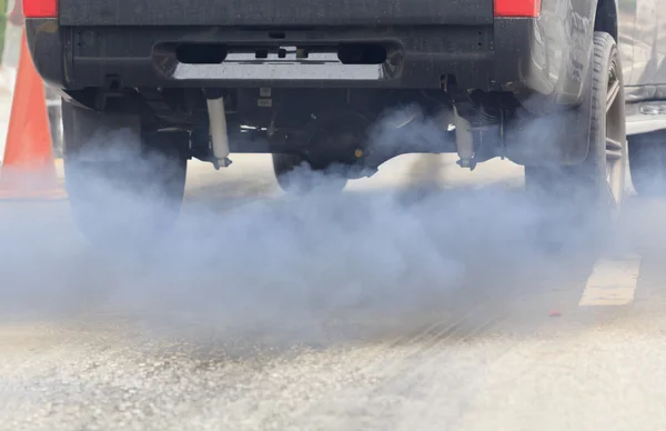 Contaminación atmosférica del tubo de escape del vehículo en carretera —  Fotos de Stock