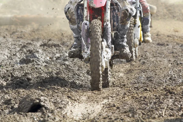 Moto enduro motocross en piste de terre en voyage . — Photo