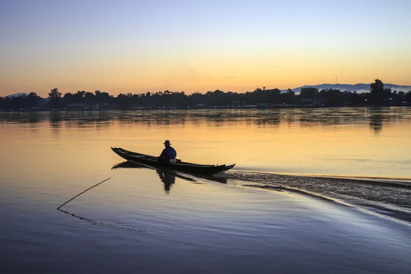 Rybak łodzi na rzece Mekong, Chiang sean, Chiang Rai, Tajlandia. — Zdjęcie stockowe