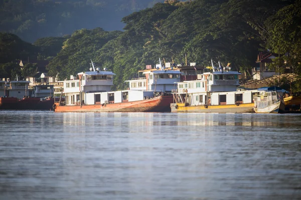 Čínské nákladní lodě v řece Mekong, Thajsko — Stock fotografie