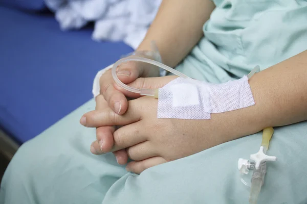 Hand gezwollen door zoute intraveneuze (iv). — Stockfoto