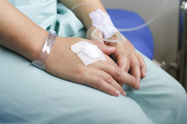 Kvinnlig patient på sjukhus med saltlösning intravenös (iv) — Stockfoto