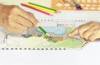 Peyzaj mimarı çizim ile istemci toplantısında değişen