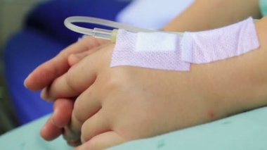 kadın hasta hastanede serum fizyolojik Intravenous (IV)