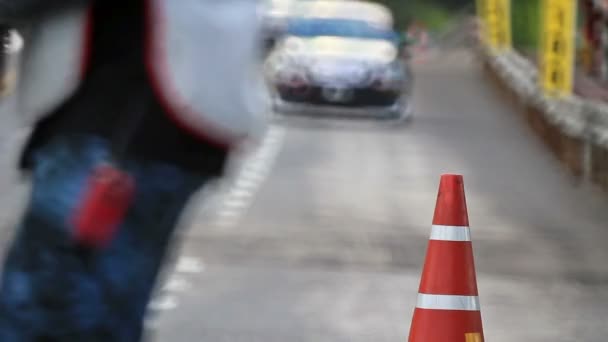 Conos de tráfico en la pista de carreras de coches — Vídeo de stock