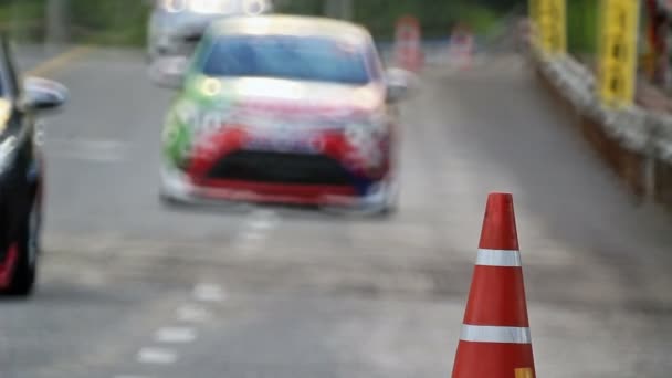 Traffic kegels in de race auto track — Stockvideo